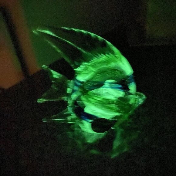 Art Glass Angel Fish Paperweight Figurine Glow In Dark 4" x 3.5" - Picture 7 of 8